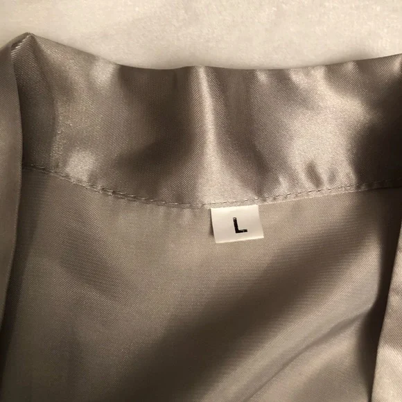 Silver Robe - Picture 4 of 6